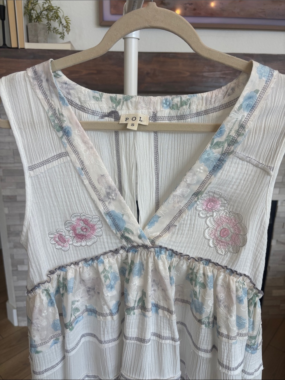 NEW POL White Floral Embroidered V-Neck Tank Top - Picture 2 of 5